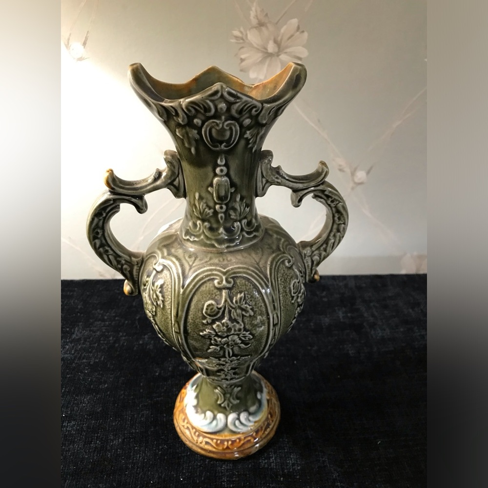 Antique majolica vase/11” tall
